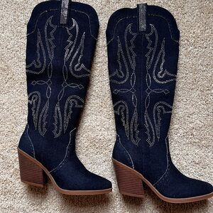 Spanking New Sexy Western Boots in Dark Blue Denim with silver embroidery❣️❣️❣️